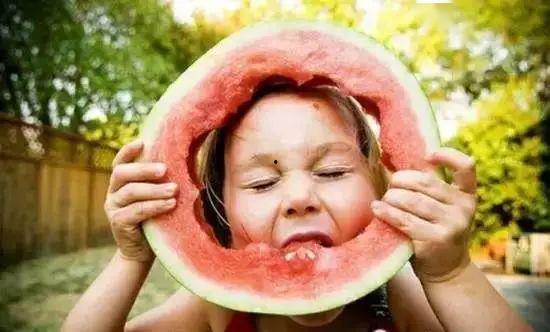 吃西瓜吃瓜文案短句搞笑,西瓜界的幽默吃瓜指南