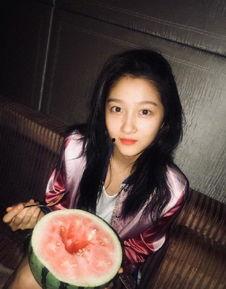 关晓彤吃瓜 外套