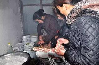 农村吃瓜喝酒视频播放,吃瓜饮酒视频走红网络